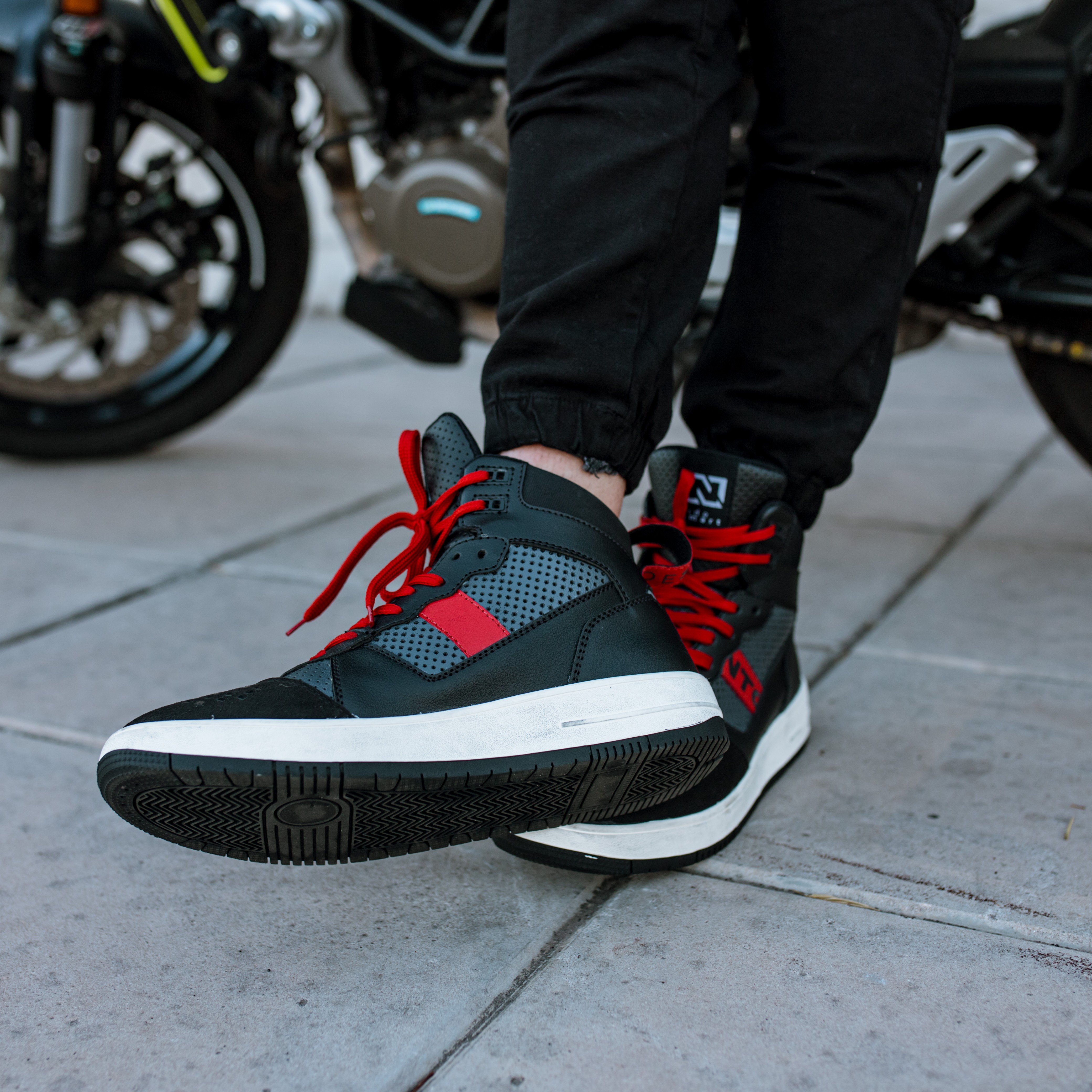 Sneaker NTO Commuter Hombre Negro / Rojo